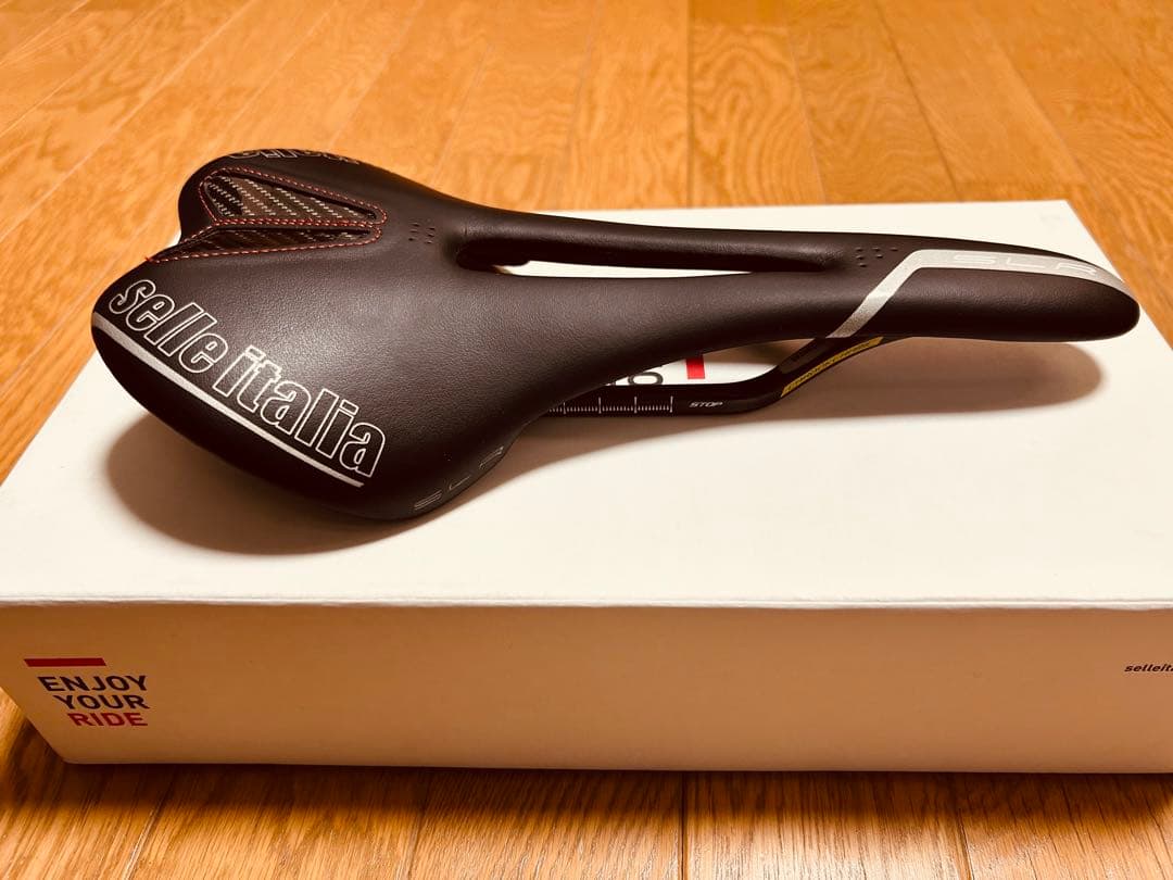 SLR Kit Carbonio Flow サドル Lサイズ ブラック