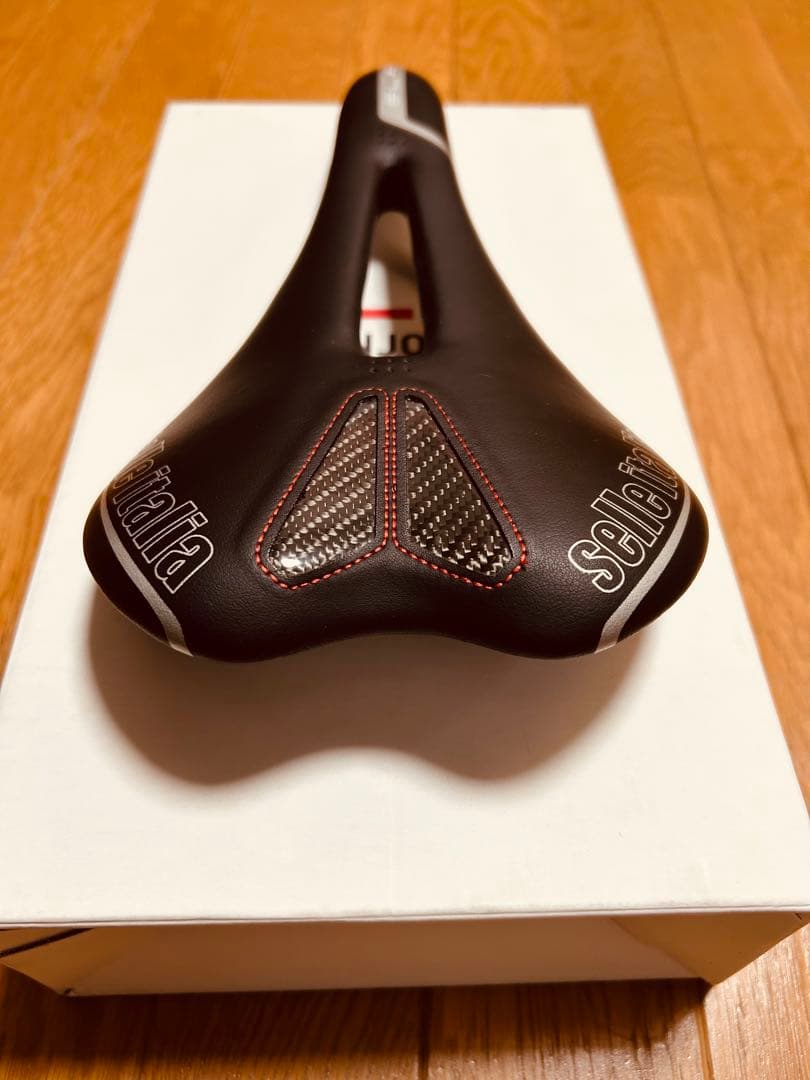 SLR Kit Carbonio Flow サドル Lサイズ ブラック