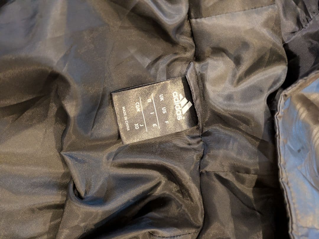 adidas ダウンベンチコート 黒 サイドストライプ