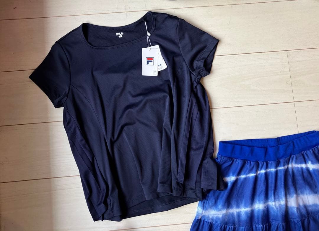 FILAフィラ＊紺のエアリーバックプリーツトップスとタイダイブルースコートセット