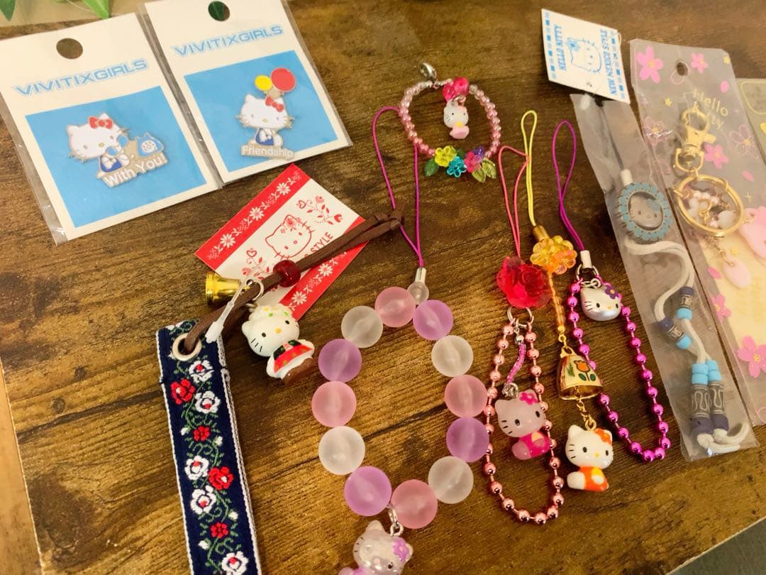 m*o様 【レア】ハローキティVivitix ストラップ/ピンバッジ等　11点