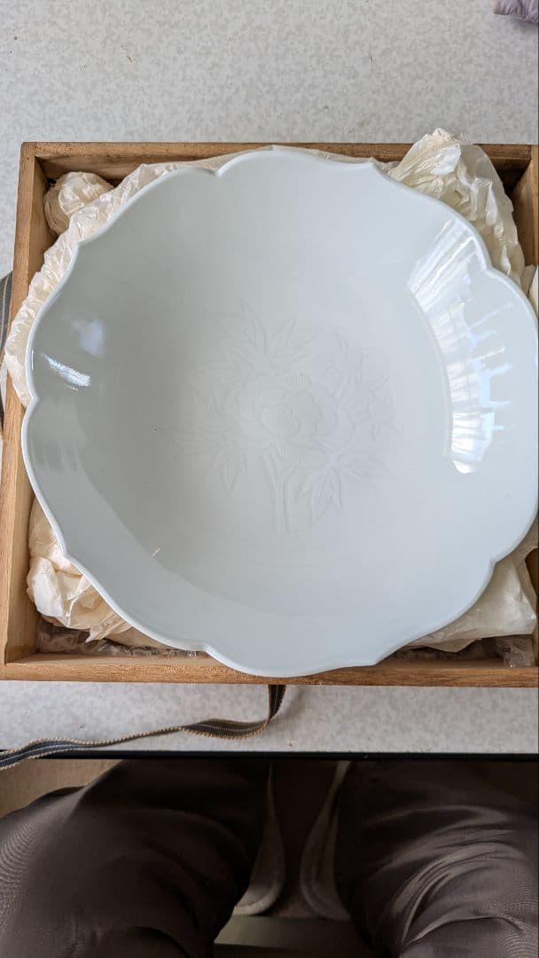 木製の箱入、人間国宝井上萬二作白磁菓子器