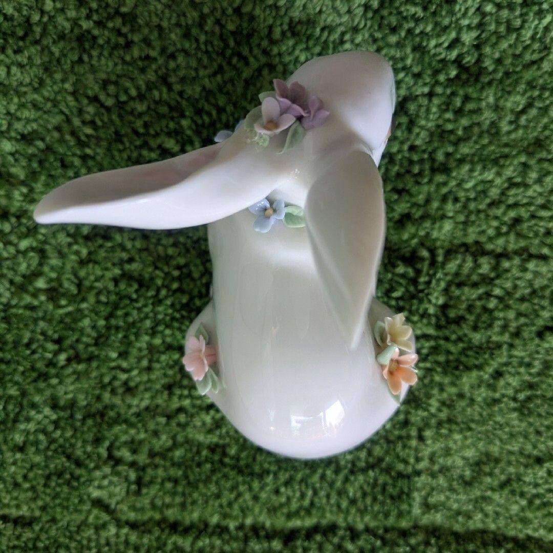 ウサギの陶器置物 花の飾り付き