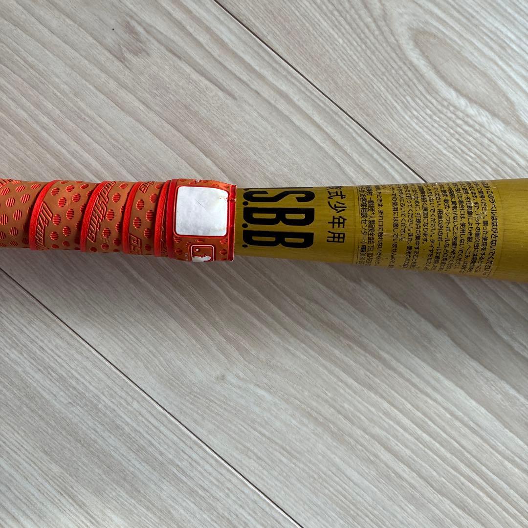 少年野球用金属バット(81センチ、610グラム、リザードスキン着用)