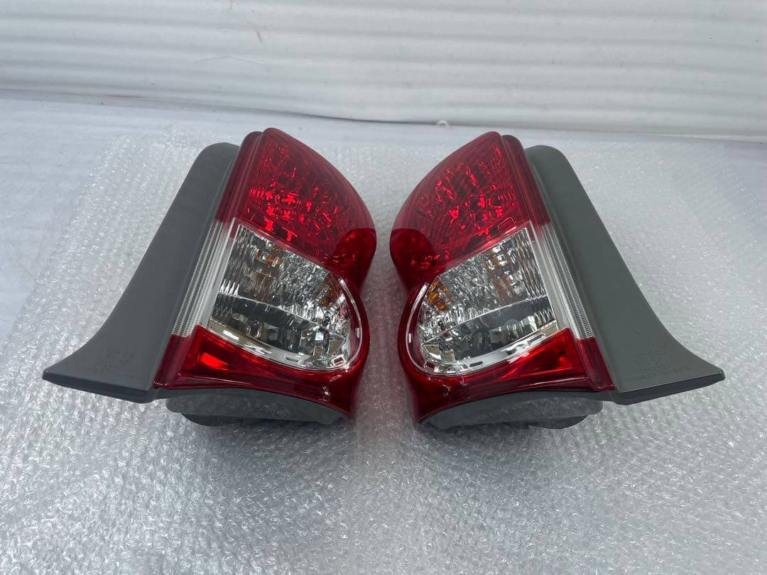 トヨタ ルミオン NZE151N 前期型 テールライト　スタンレー12-541