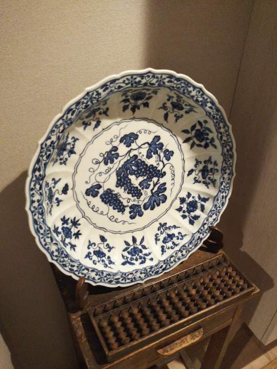 景徳鎮で制作した大型の皿です