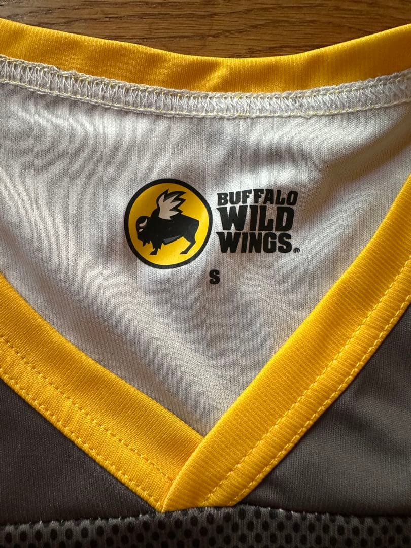 BUFFALO WILD WINGS アメリカンフットボールシャツ 82
