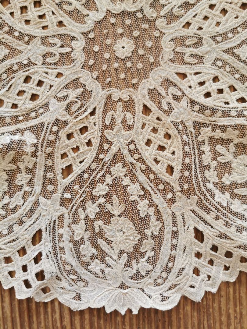 アンティーク キャリックマクロスレース 花と蓮 百合紋アップリケ 籠編みドイリー