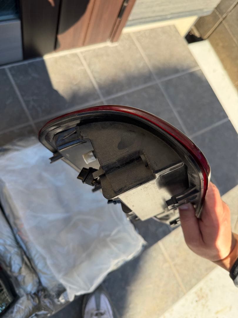 00-06シボレー・タホ、サバーバン レッドスモークテールレンズランプ