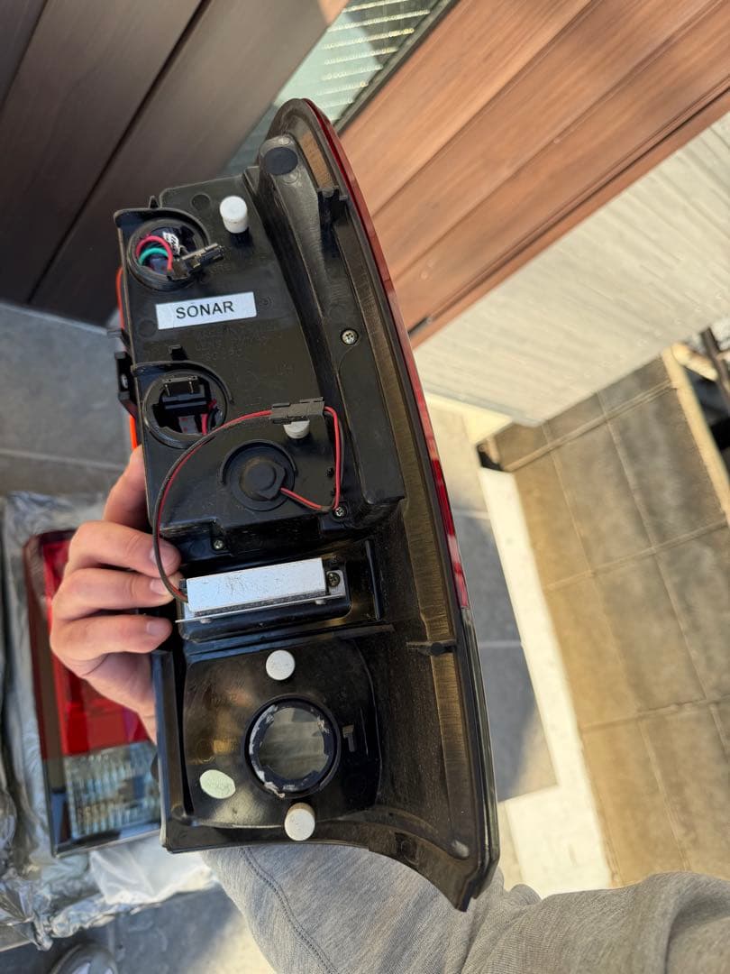 00-06シボレー・タホ、サバーバン レッドスモークテールレンズランプ