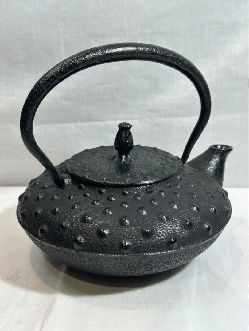 未使用品　南部伝統工芸品　南部匠銘　中アラレ　南部鉄瓶　南部鉄器　鉄瓶