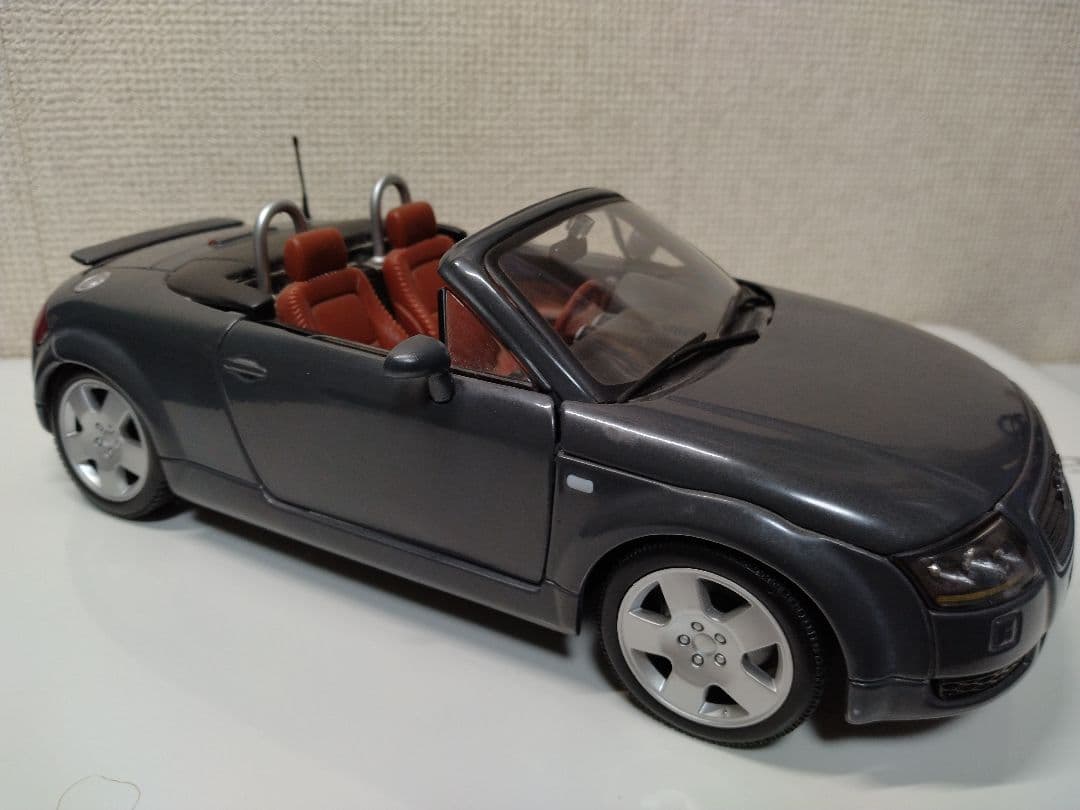 Audi TT ロードスター　1/18