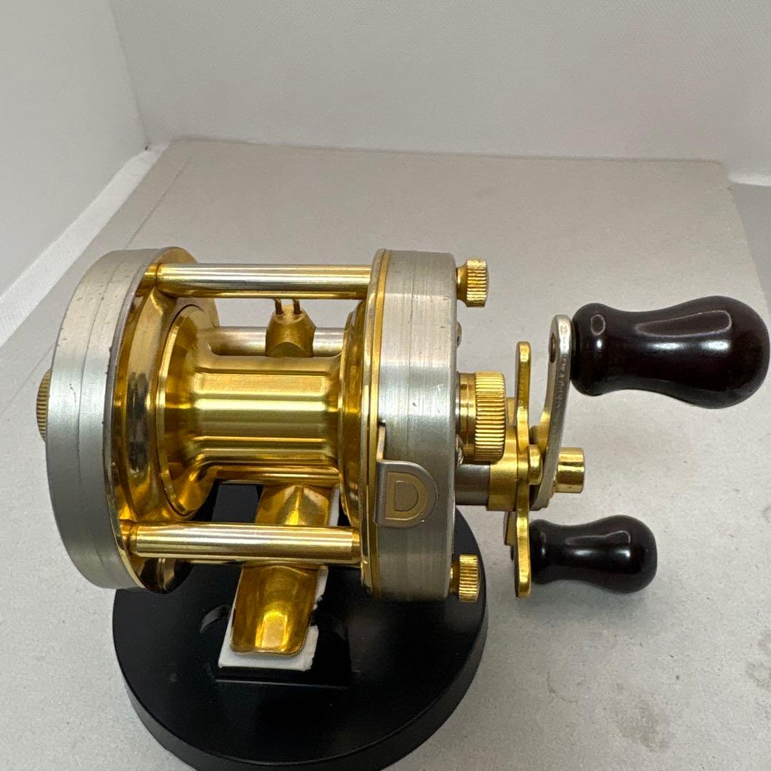 道楽マツモトーイＡ-20ベイトリール ゴールド/シルバー 収納袋付き