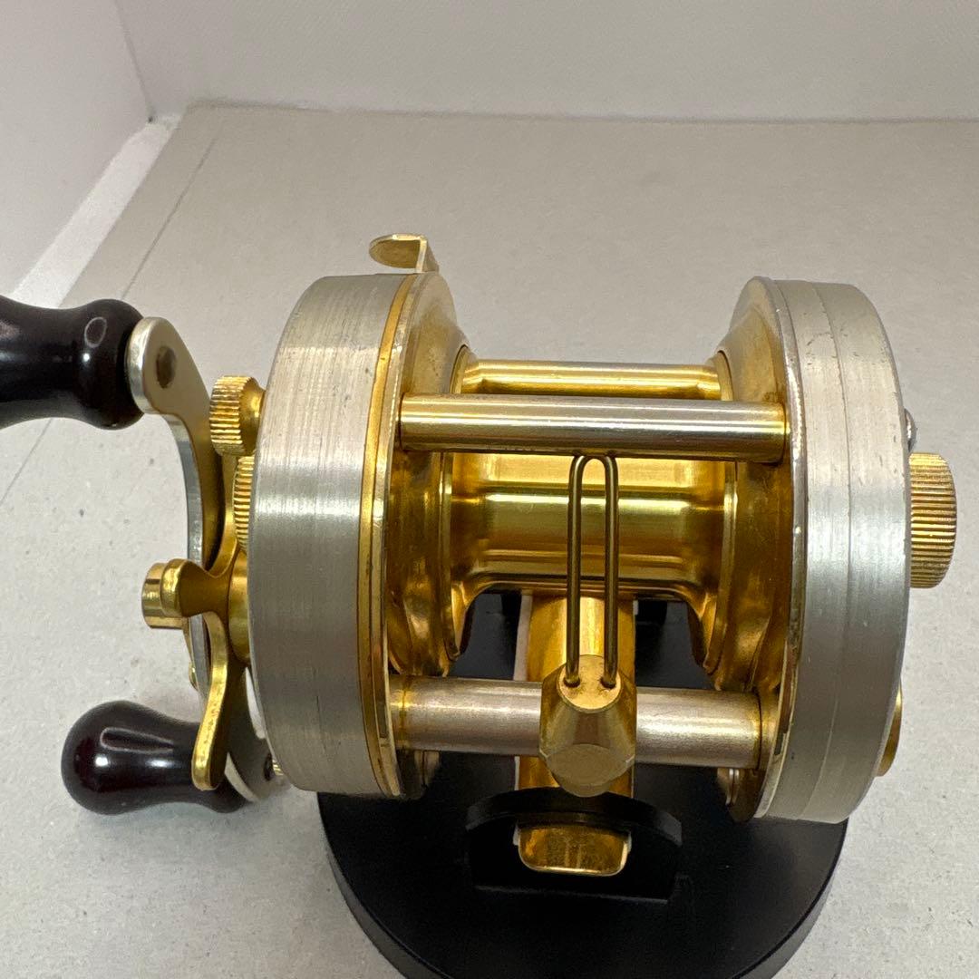 道楽マツモトーイＡ-20ベイトリール ゴールド/シルバー 収納袋付き