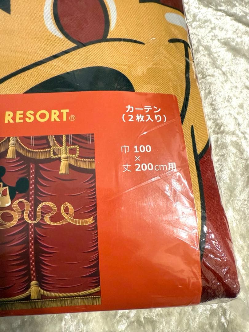 ディズニーランド40周年　ドリームゴーラウンド　ミッキーマウスレビュー柄カーテン