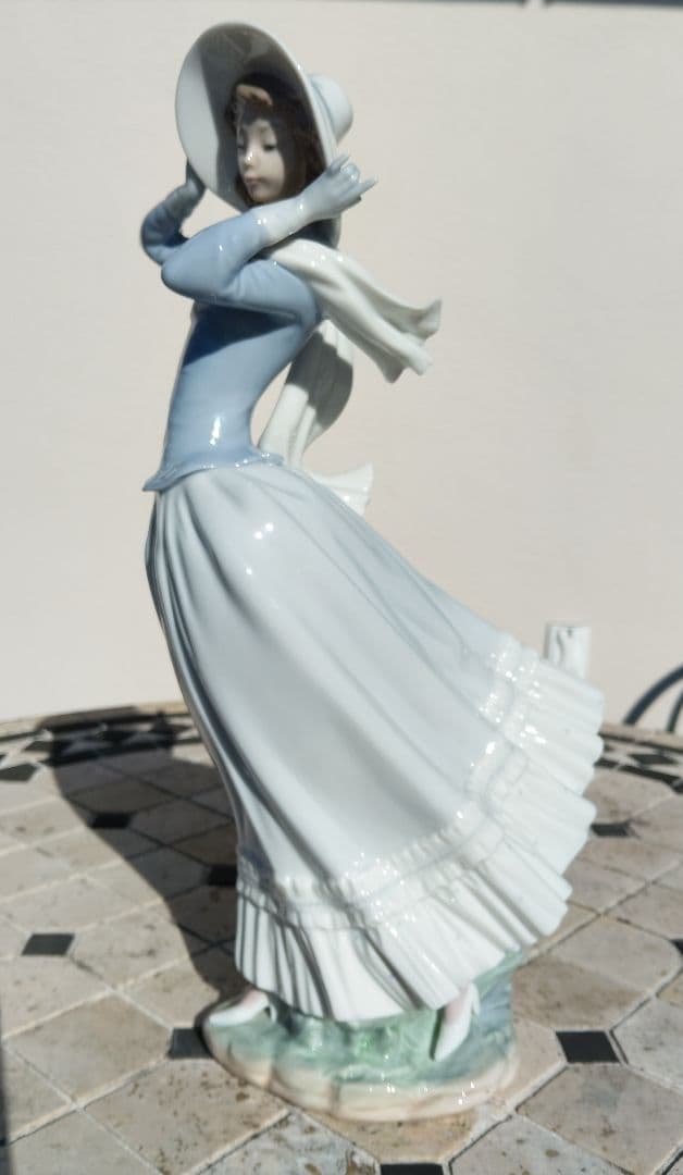 リヤドロ【LLADRO】 春のそよ風