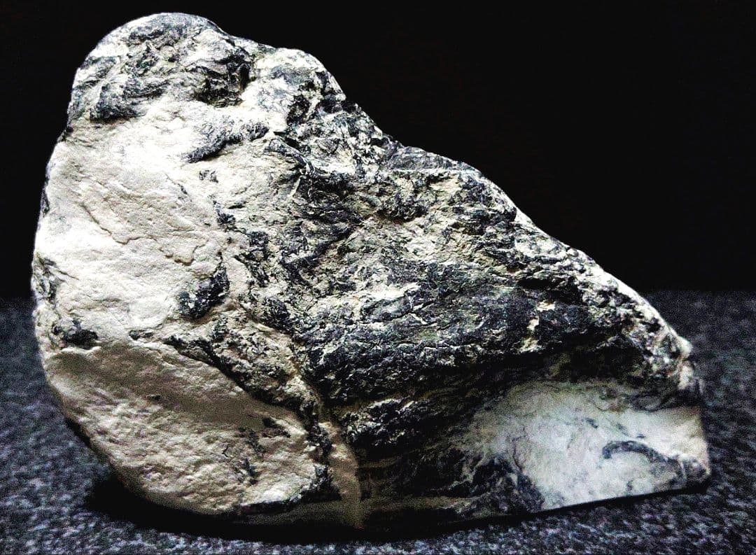 ★翡翠原石★糸魚川硬玉【大所メランジュ黒・底カット・582ｇ】