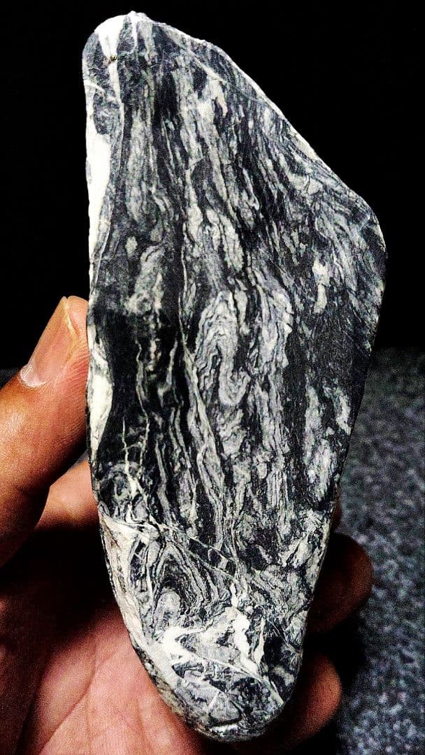 ★翡翠原石★糸魚川硬玉【大所メランジュ黒・底カット・582ｇ】