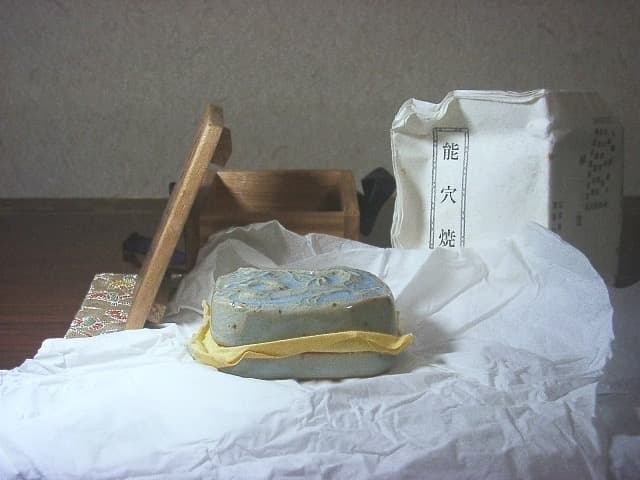 能穴焼　林茂松作　辰　香合　無傷　共箱　古物。