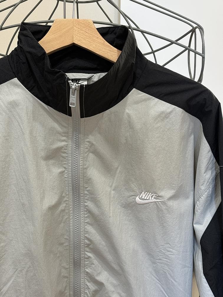 Nike ウィンドブレーカーとトレーニングパンツセット