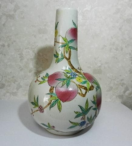 中国粉彩九桃図天球瓶（裏印「乾隆年製」）