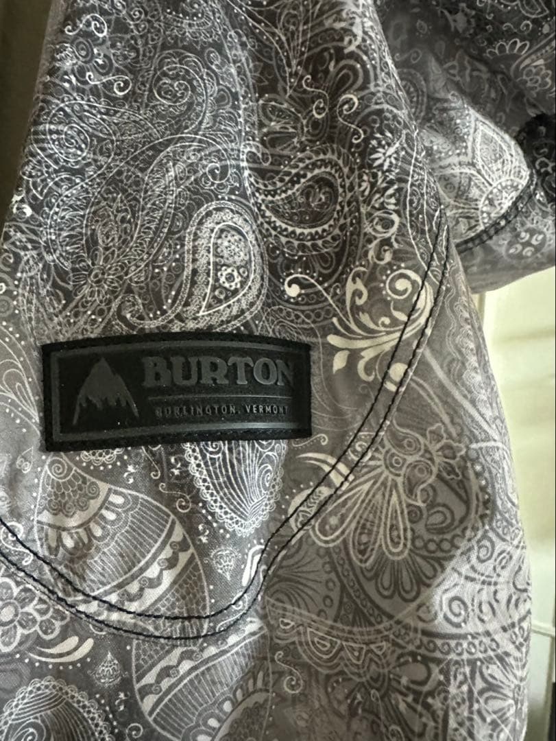 ペイズリー柄スノーボードウェア（女性用）