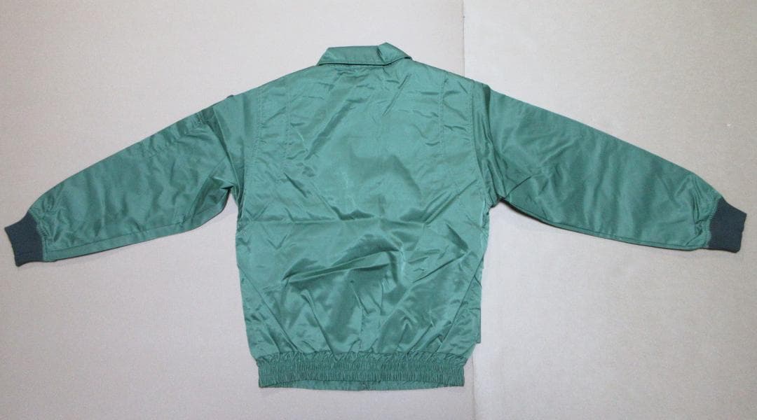 ２号：陸上自衛隊のジャンパー（Ｍ～Ｌサイズ）