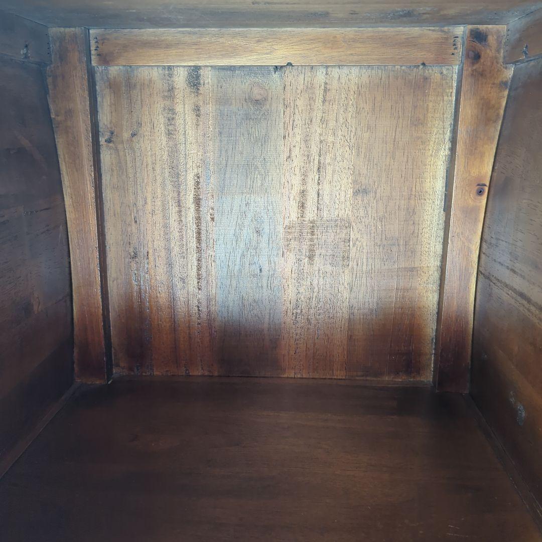 ダークブラウンの木製収納テーブル