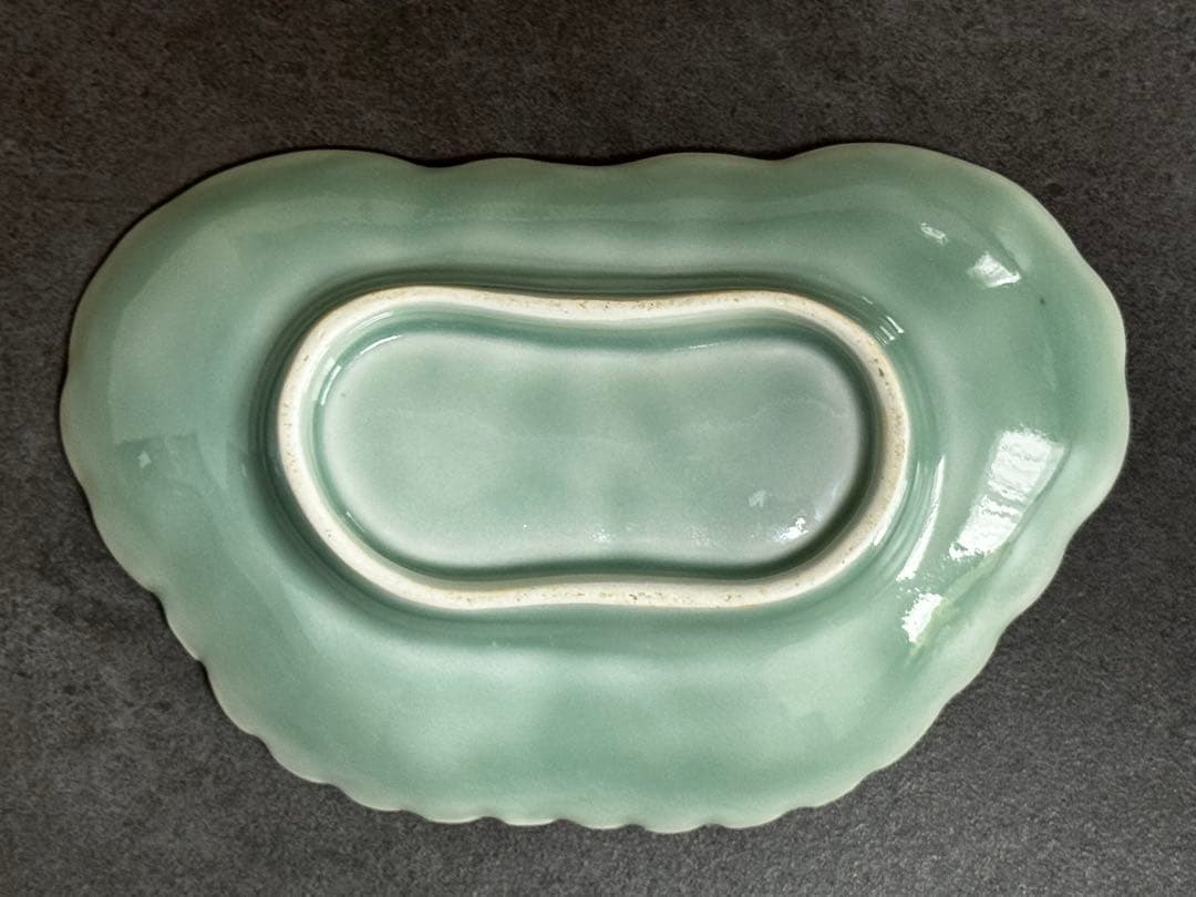 後期鍋島青磁　蝶形陽刻変形皿　平向付