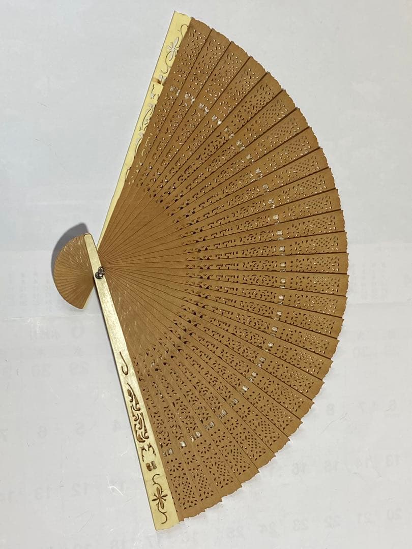 ♦️中国 香港 伝統工芸 透かし彫り 扇子 扇？骨？鹿角 置物飾り 団扇 骨董品