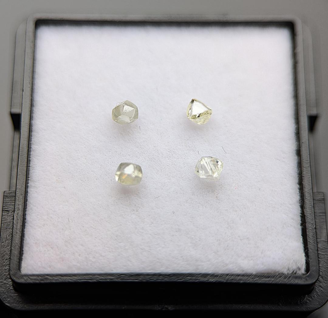 蛍光ダイヤモンド原石４色セット　計0.361カラット　ボツワナ産