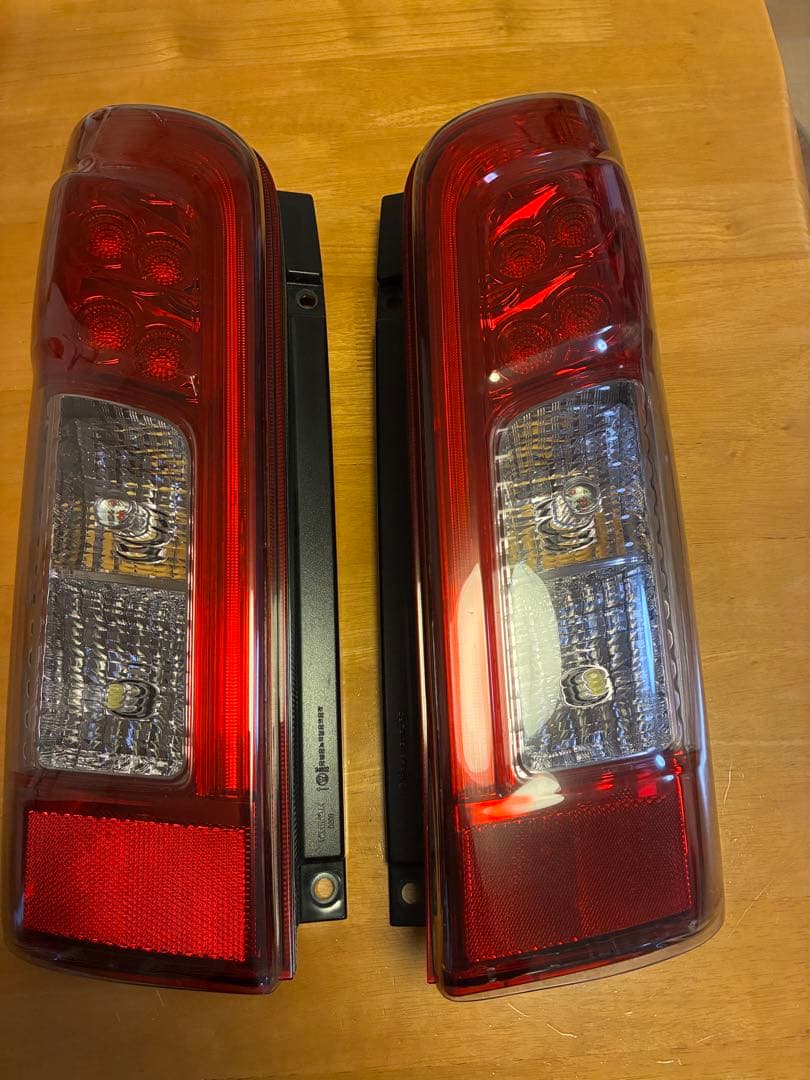 NV350 キャラバン 純正テールランプ