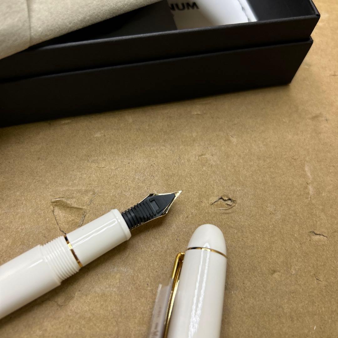 プラチナ万年筆 センチュリー シュノンソーホワイト 超極細 PNB-15000