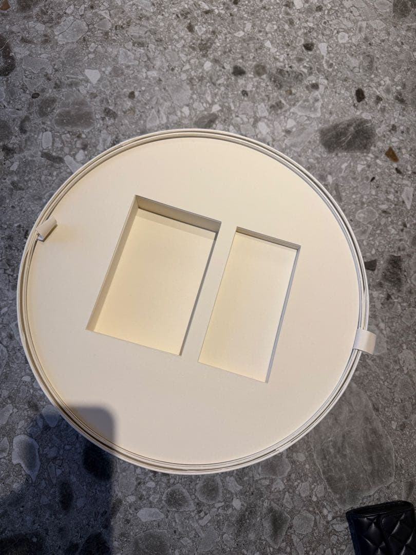 VALENTINO ギフトボックス 円形 ホワイト