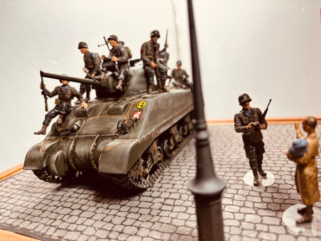 ホビーボス1／35 アメリカ軍落下傘部隊とイギリス軍タンク