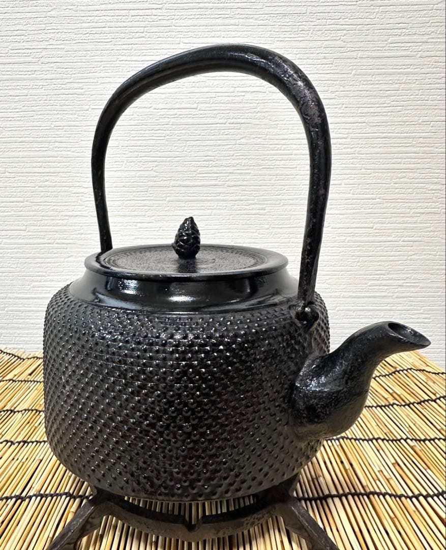 未使用品、付属品付　南部長寿堂造　１８型万代屋アラレ　南部鉄瓶　南部鉄器　鉄瓶