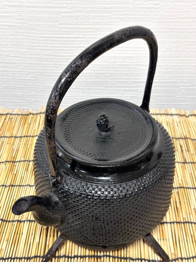 未使用品、付属品付　南部長寿堂造　１８型万代屋アラレ　南部鉄瓶　南部鉄器　鉄瓶