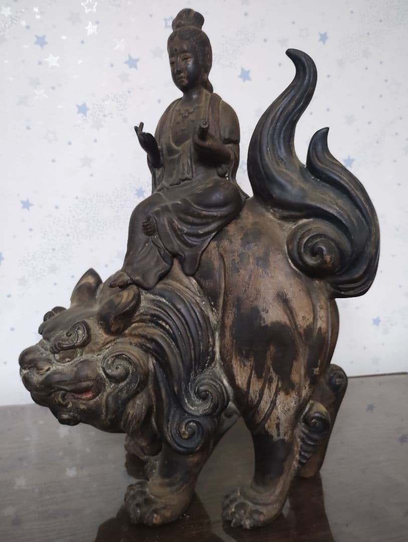 獅子に乗る文殊菩薩像