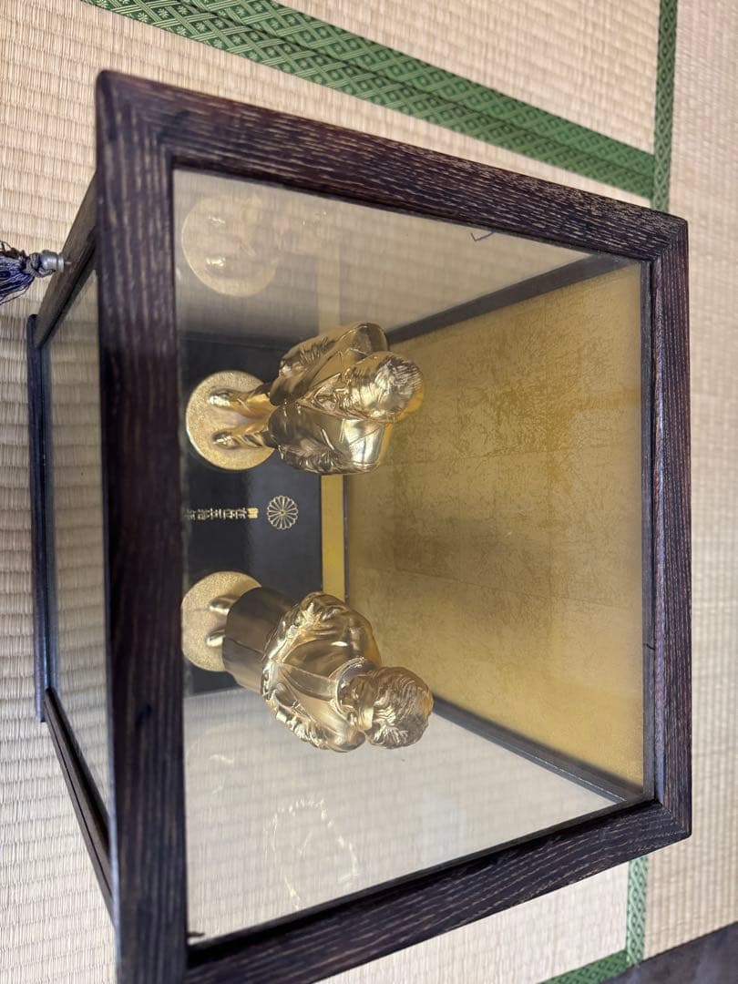 天皇陛下御在位五十年記念の記念品　箱入り2体セット