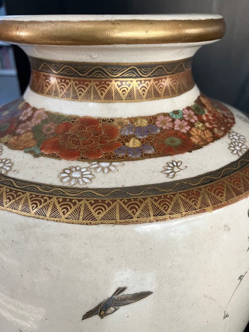 花と藤の模様の陶器花瓶