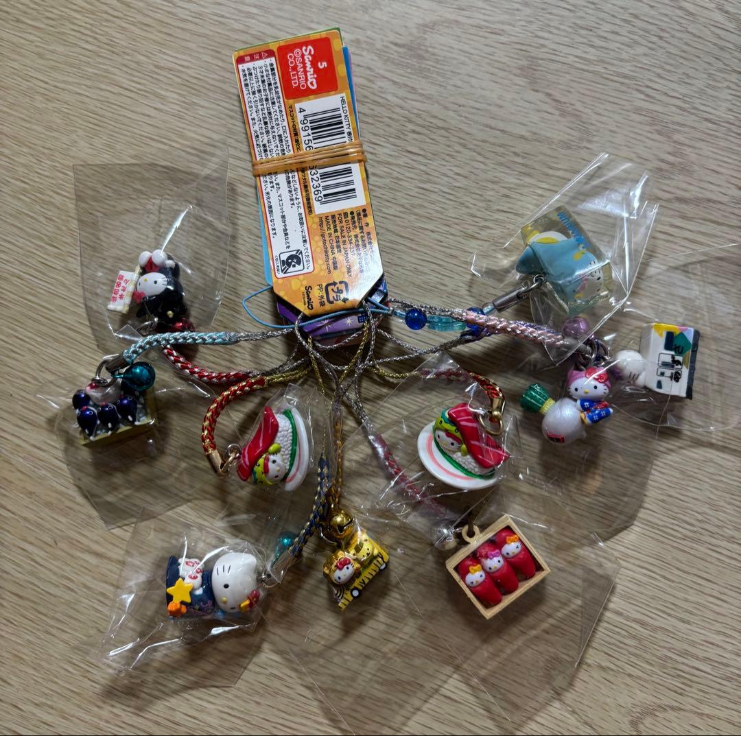 ご当地キティ　根付け75点まとめ売り