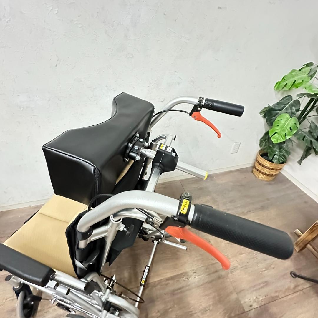 超美品　折り畳み式　車いす　肘あてはね上げ　ノーパンクタイヤ　介護