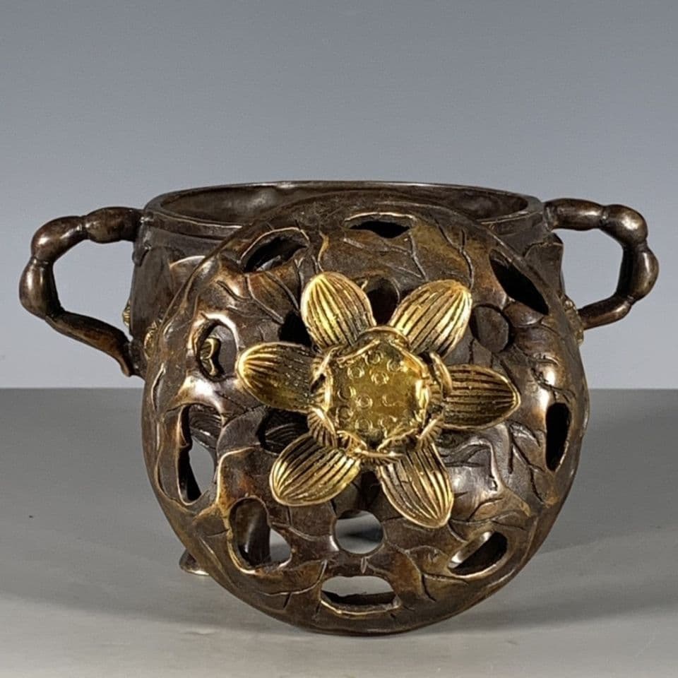 両耳鎏金浮彫り蓮華三脚香炉 仏具香道具 銅製品 工芸品 置物