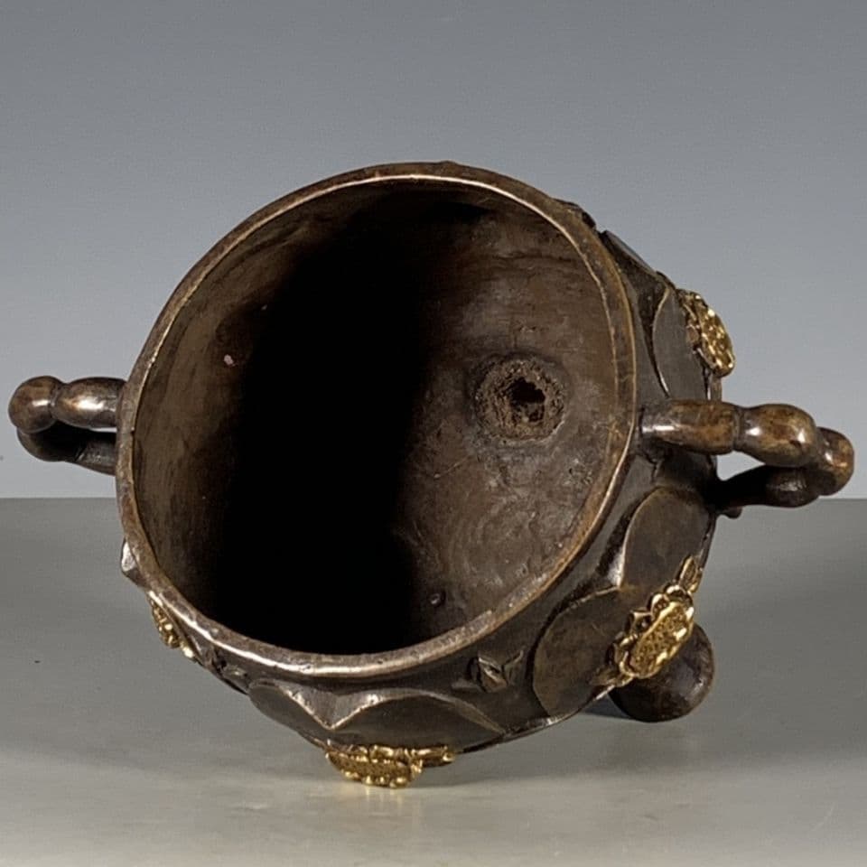 両耳鎏金浮彫り蓮華三脚香炉 仏具香道具 銅製品 工芸品 置物