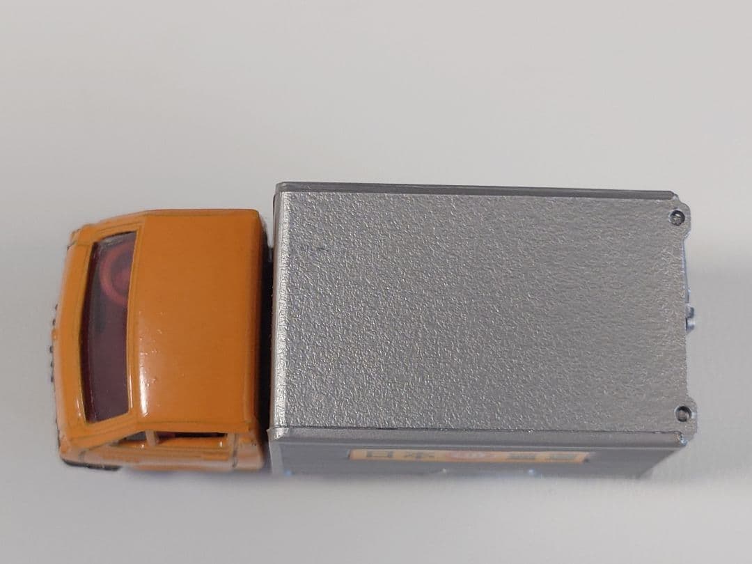 トミカ【38】 TOYOTA ハイエース 日通冷凍車