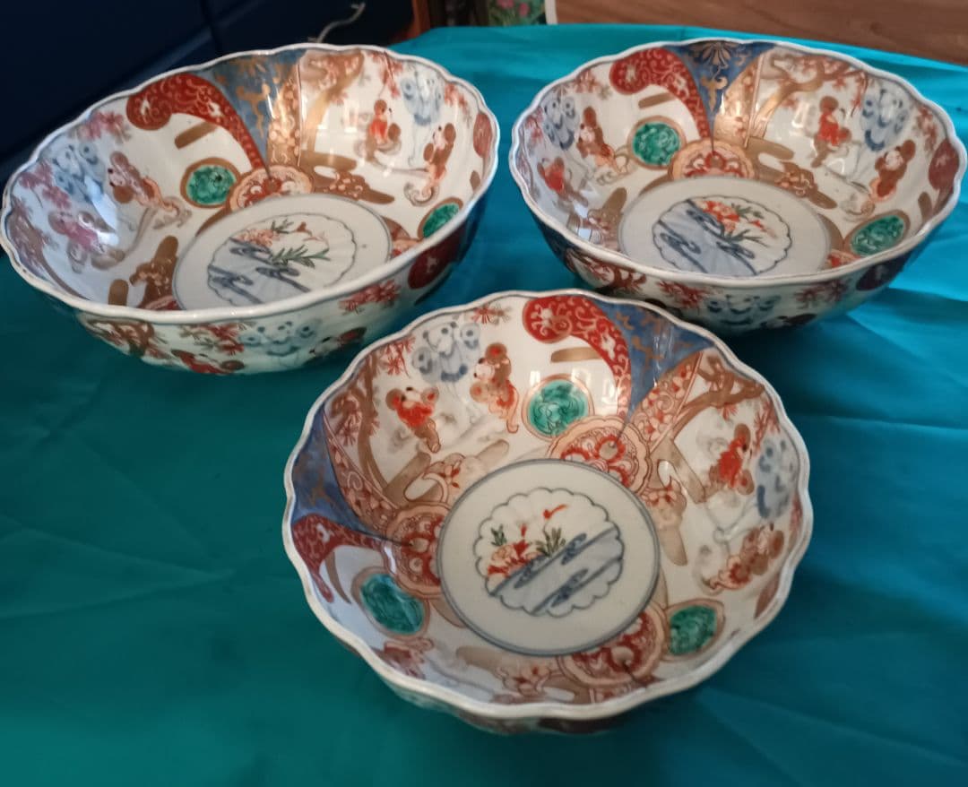 【古伊万里】　金彩染め付け　赤絵唐子人物絵　三ツ鉢揃い　菓子鉢　美術品　江戸期