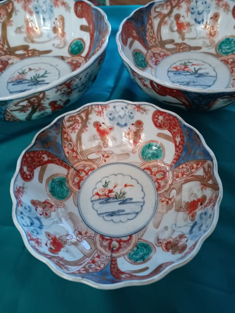 【古伊万里】　金彩染め付け　赤絵唐子人物絵　三ツ鉢揃い　菓子鉢　美術品　江戸期