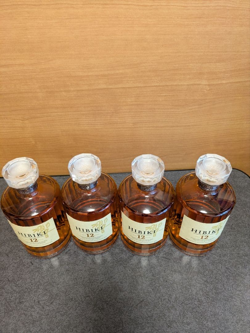 サントリー　響12年　700ml　４本セット