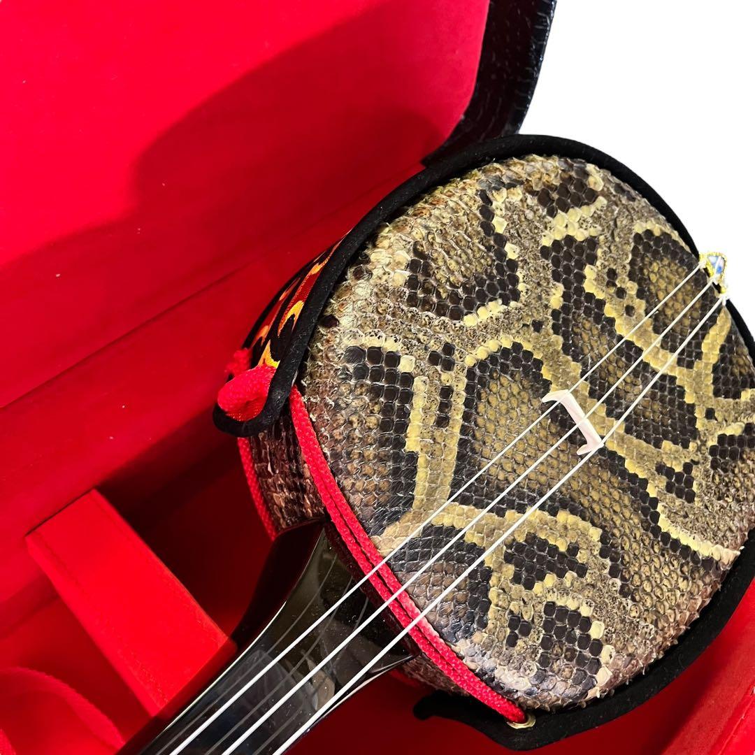 【極美品】沖縄 三線 本蛇革 強化張り 黒塗り棹 蛇皮 ハードケース 爪 調子笛