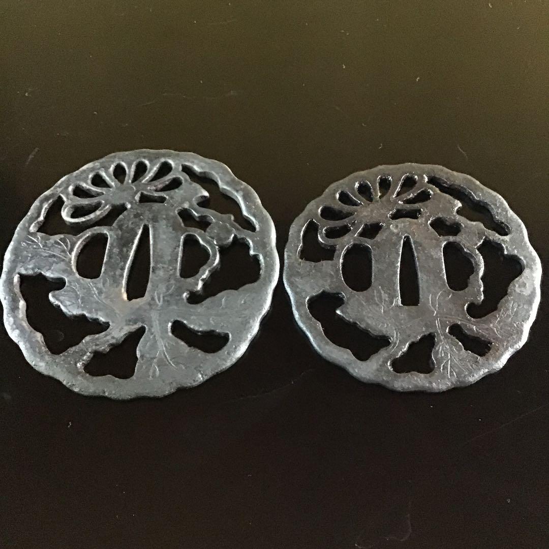 鐵地菊花透かし大小鍔　桐箱付　　　　　　　書鍔箱